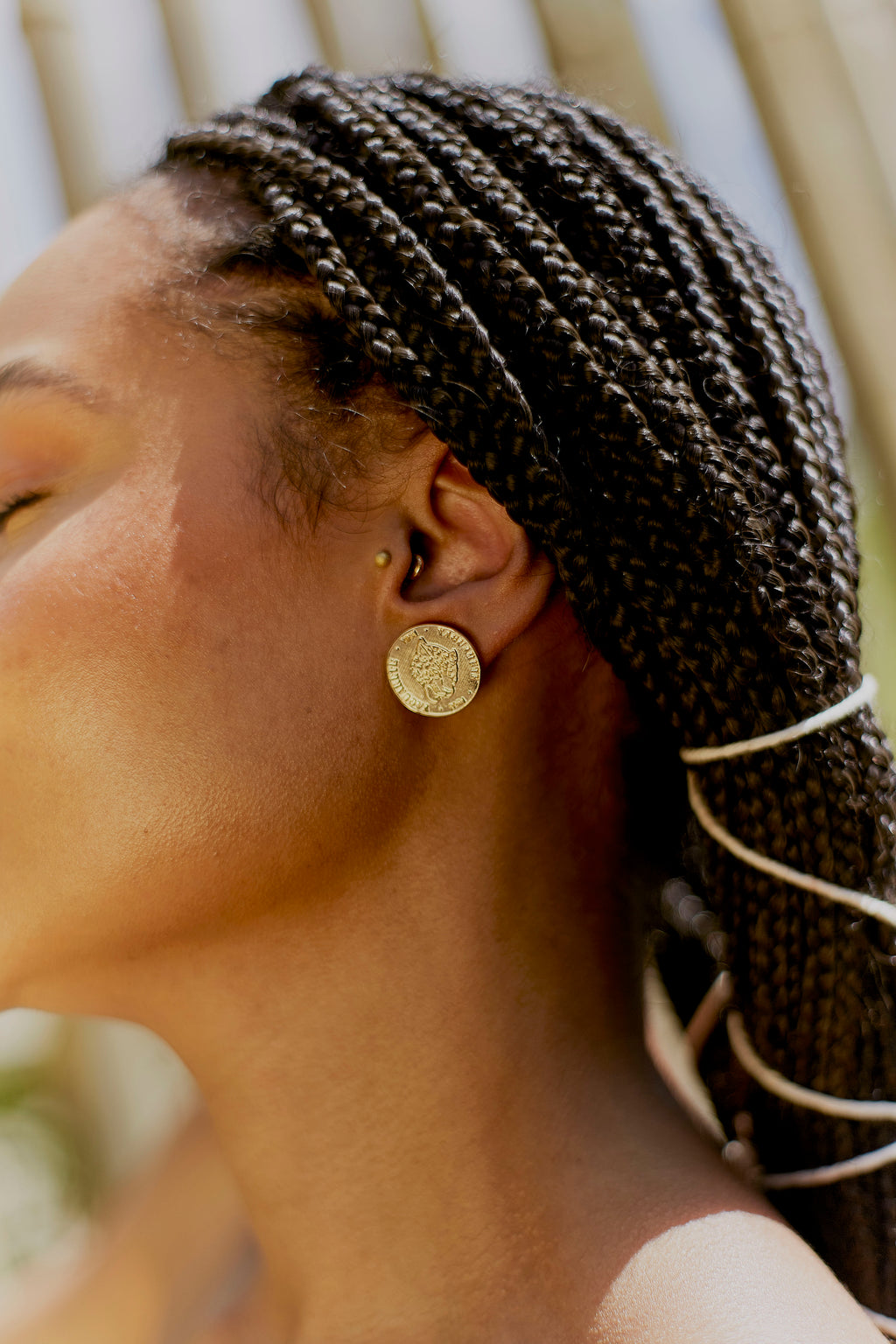 Brinco Moneda Dourado