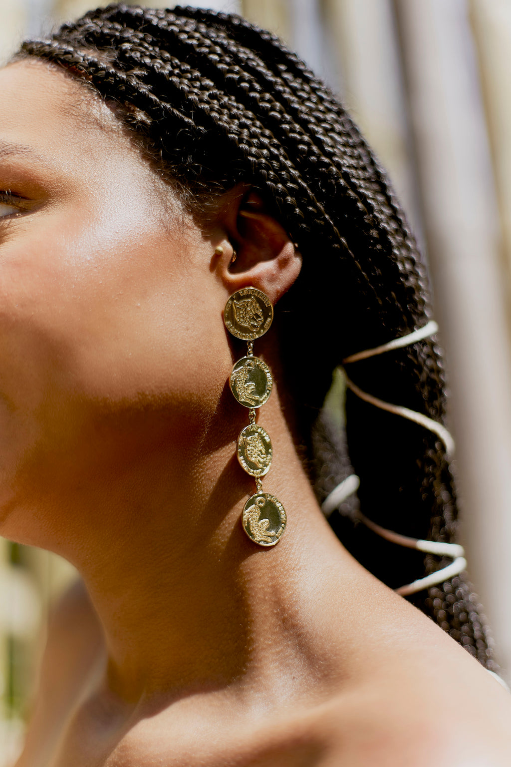 Brinco Moneda Longo Dourado