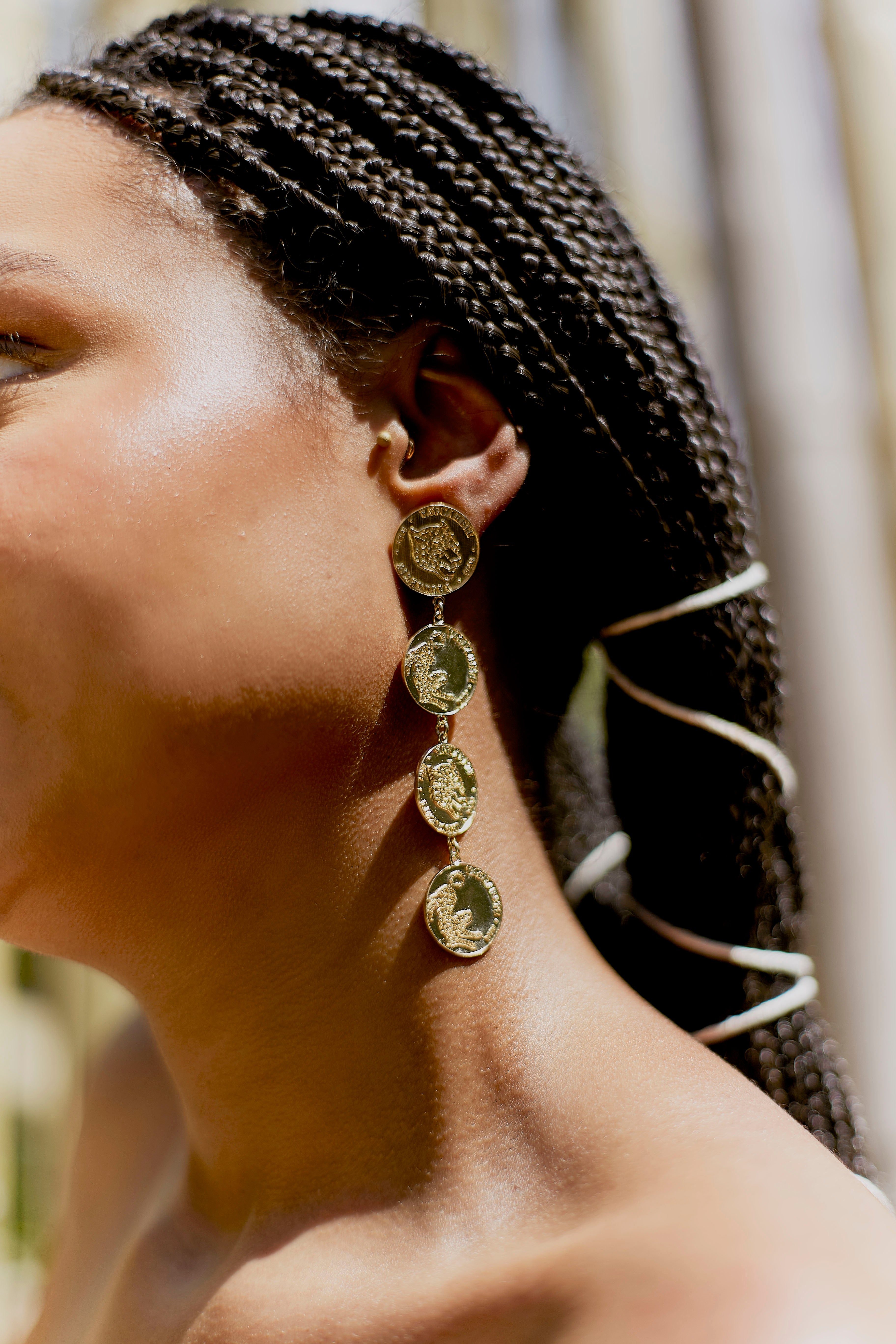 Brinco Moneda Longo Dourado